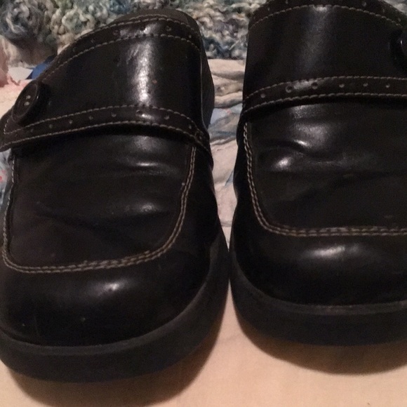 black clogs. - Picture 5 of 6